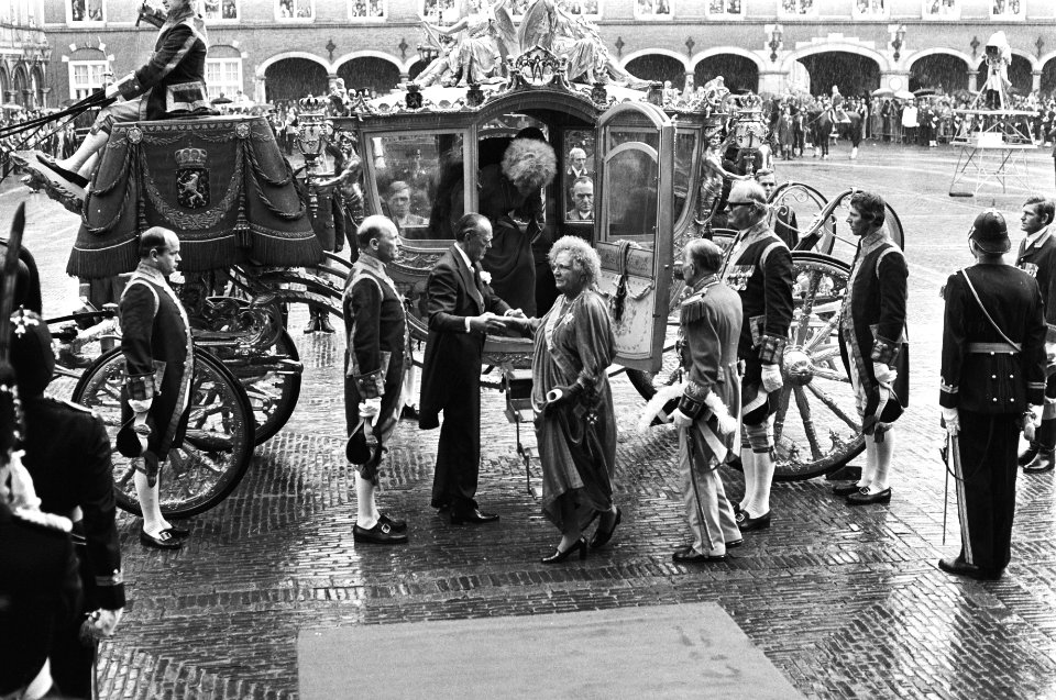 Opening Staten Generaal , Prinsjesdag 78 aankomst Gouden Koets, koningin Julian, Bestanddeelnr 929-9077