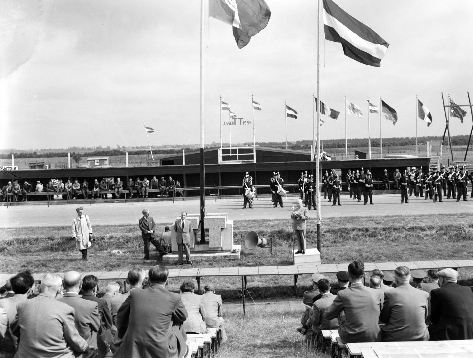 Opening nieuwe TT Circuit door burgemeester H. J. de Tren van Assen, Bestanddeelnr 907-2211