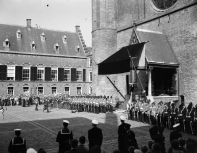 Opening Staten Generaal , soldaat van erewacht flauw gevallen, eerste hulp, Bestanddeelnr 907-3361