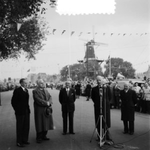 Opening nieuwe weg Eilanden in Amsterdam Burgemeester A.J. d'Ailly houdt toespra, Bestanddeelnr 905-3198