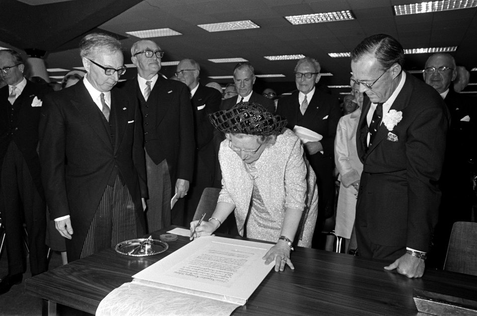 Opening Nederlandse Bank door koningin Juliana . koningin Juliana tekent oorkond, Bestanddeelnr 921-3274