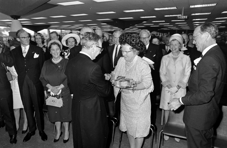 Opening Nederlandse Bank door koningin Juliana . koningin Juliana ontvangt van p, Bestanddeelnr 921-3275