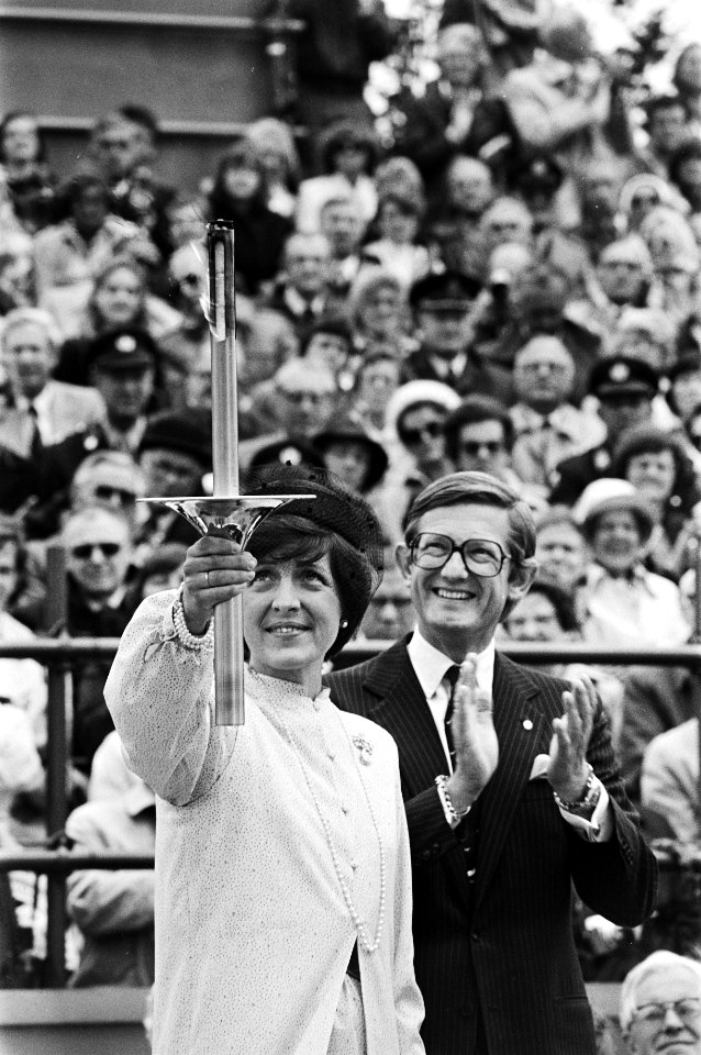 Opening Olympische Spelen voor Gehandicapten in Arnhem Prinses Margriet met fak, Bestanddeelnr 930-8891