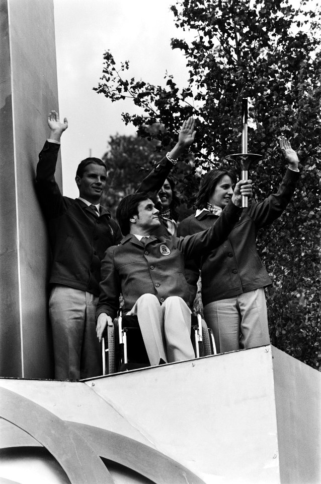Opening Olympische Spelen voor Gehandicapten in Arnhem Olympisch vuur wordt ont, Bestanddeelnr 930-8907