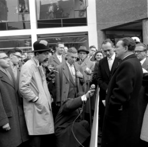 Opening nieuwe winkelstraat in Eindhoven door Dorus met burgemeester Van Rooy, Bestanddeelnr 909-1154