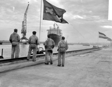 Opening nieuwe insteekhaven NDSM. Walvisvaarder Willem Barentz vaart binnen, Bestanddeelnr 913-0160 photo