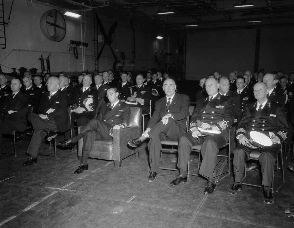 Opening nieuwe haven in Den Helder met kabel doorvaren door Karel Doorman, Bestanddeelnr 906-5629