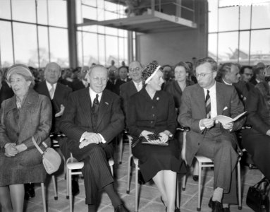 Opening nieuwe glas en machinefabriek van Philips te Eindhoven door Minister pro, Bestanddeelnr 909-4031