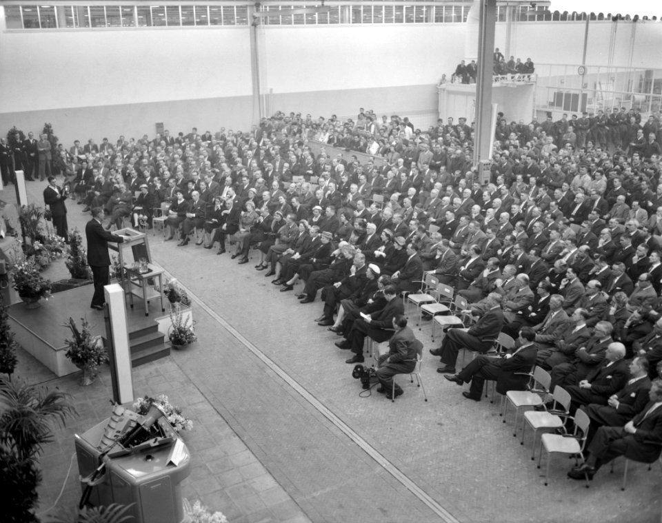 Opening nieuwe glas en machinefabriek van Philips te Eindhoven door Minister pro, Bestanddeelnr 909-4027