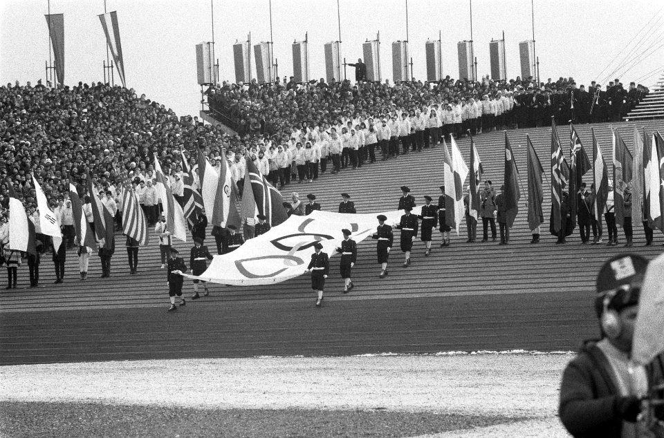 Opening Olympische winterspelen te Grenoble, Olympische vlaggen, Bestanddeelnr 921-0540
