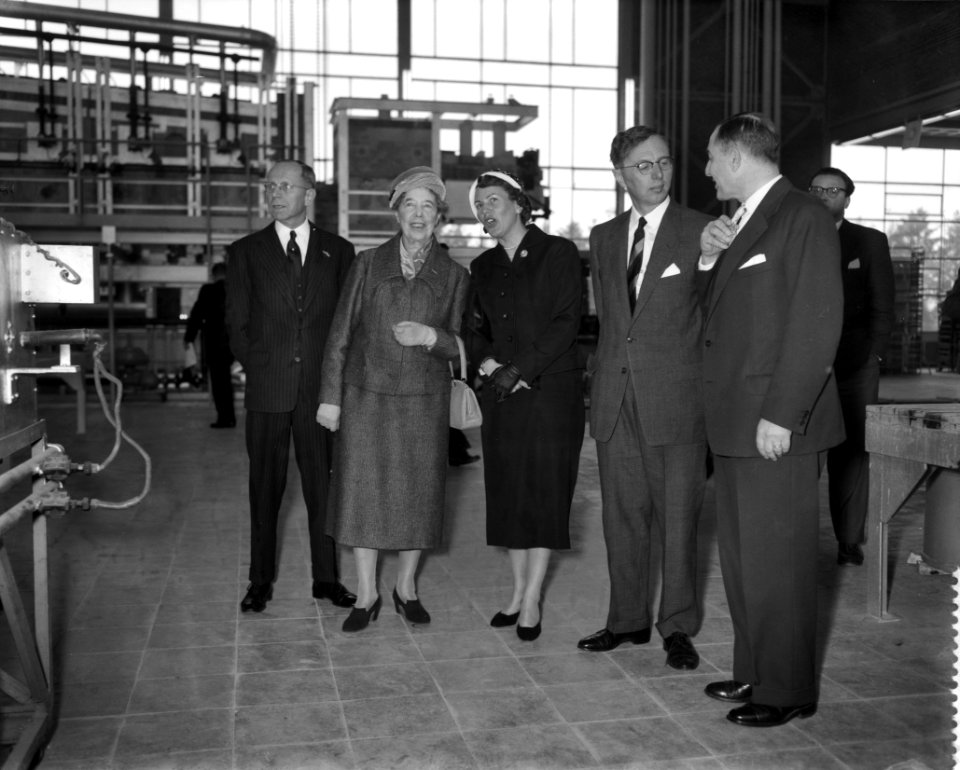 Opening nieuwe glas en machinefabriek van Philips te Eindhoven door Minister pro, Bestanddeelnr 909-4034