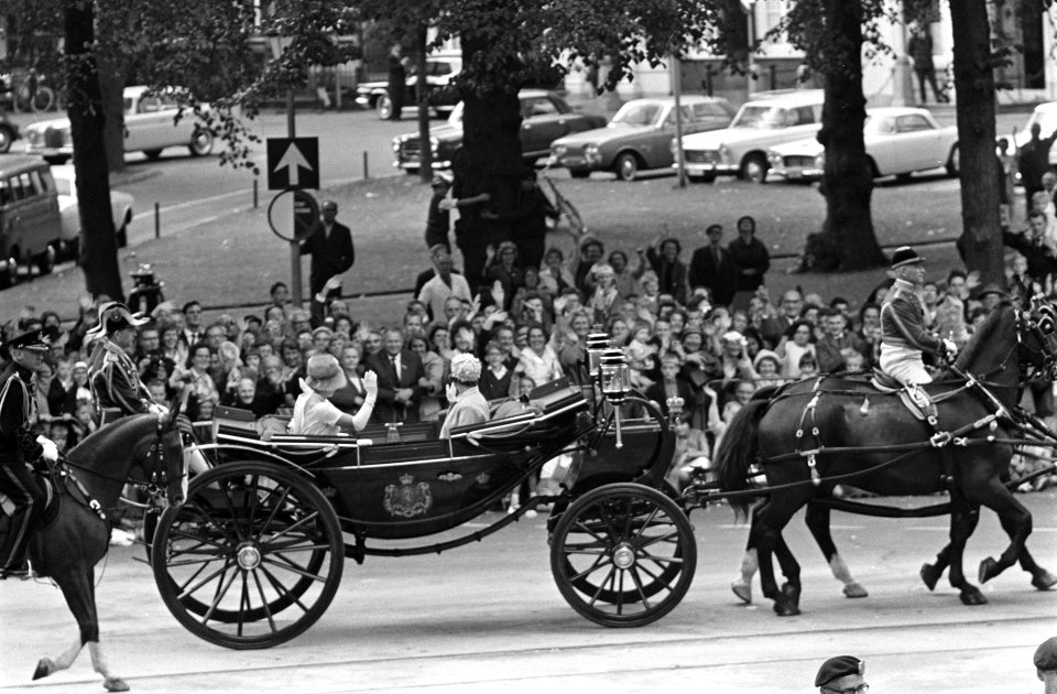 Opening Staten Generaal , koningin Juliana en prins Bernhard in een calèche, Bestanddeelnr 916-8798