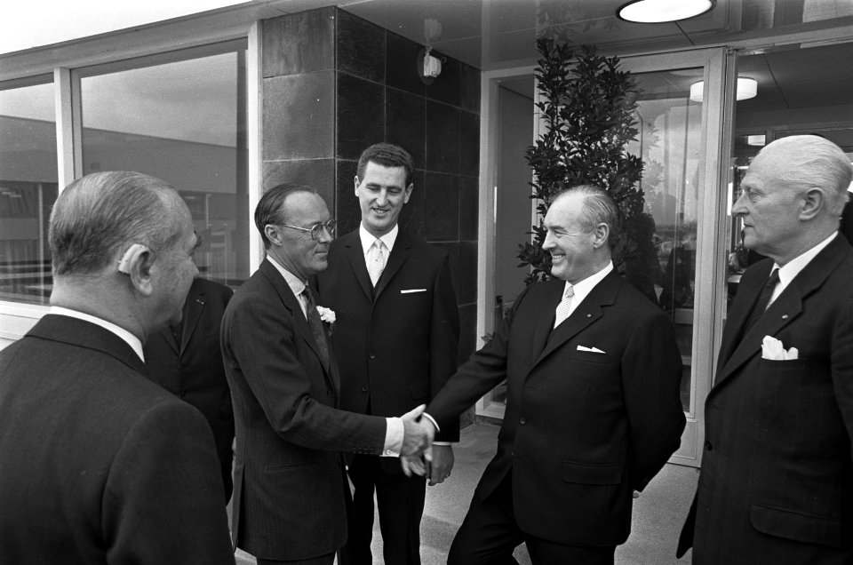 Opening nieuwe gebouw Martinair door prins Bernhard (links), rechts direkteur MA, Bestanddeelnr 921-2302