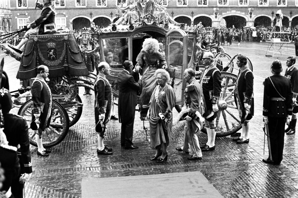 Opening Staten Generaal , Prinsjesdag 78 aankomst Gouden Koets, koningin Julian, Bestanddeelnr 929-9076