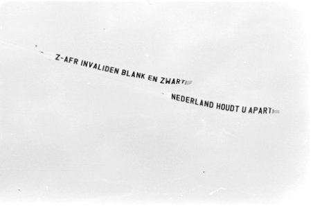 Opening Olympische Spelen voor Gehandicapten in Arnhem vliegtuigen met protestt, Bestanddeelnr 930-8893