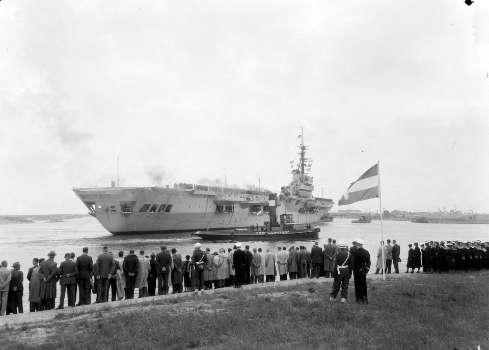 Opening nieuwe haven in Den Helder met kabel doorvaren door Karel Doorman, Bestanddeelnr 906-5635