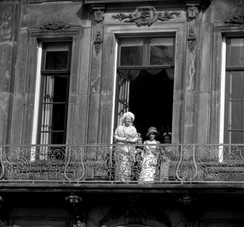 Opening Staten Generaal , koningin Juliana en Prinses Beatrix op balkon, Bestanddeelnr 916-8806