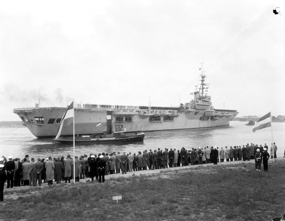 Opening nieuwe haven in Den Helder met kabel doorvaren door Karel Doorman, Bestanddeelnr 906-5631