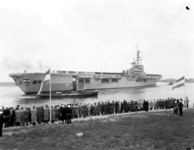 Opening nieuwe haven in Den Helder met kabel doorvaren door Karel Doorman, Bestanddeelnr 906-5631