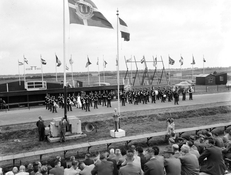 Opening nieuwe TT Circuit door burgemeester H. J. de Tren van Assen, Bestanddeelnr 907-2212