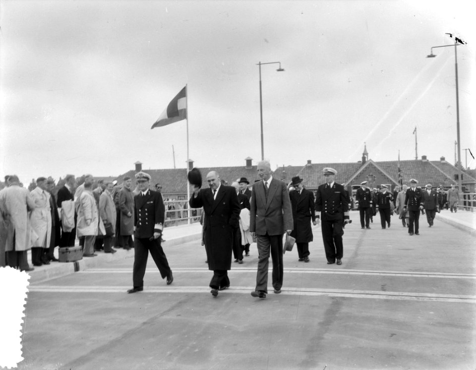 Opening nieuwe haven in Den Helder met kabel doorvaren door Karel Doorman, Bestanddeelnr 906-5633