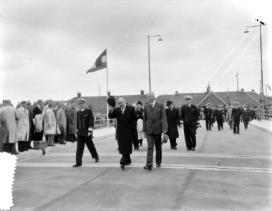 Opening nieuwe haven in Den Helder met kabel doorvaren door Karel Doorman, Bestanddeelnr 906-5633