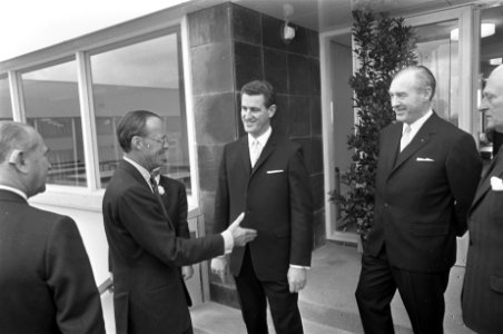Opening nieuwe gebouw Martinair door prins Bernhard (links), rechts direkteur MA, Bestanddeelnr 921-2301