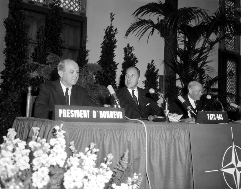 Opening NATO conferentie te Den Haag , overzicht tijde openingstoespraak van min, Bestanddeelnr 916-4283