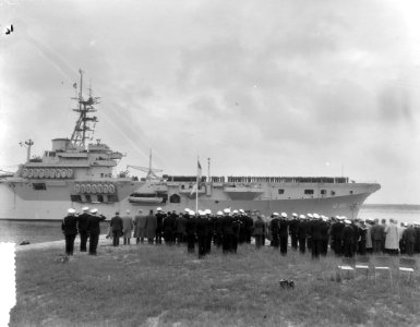 Opening nieuwe haven in Den Helder met kabel doorvaren door Karel Doorman, Bestanddeelnr 906-5638
