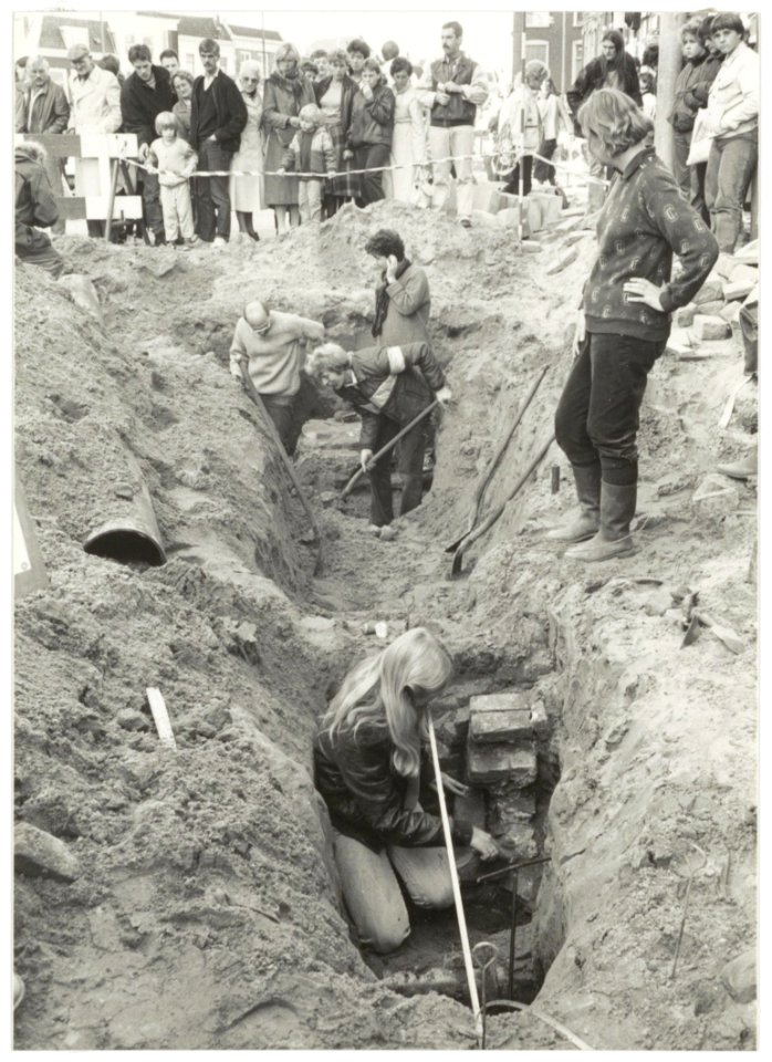 Opgravingen aan de Gedempte Oude Gracht door de Archeologische Werkgroep Haarlem. NL-HlmNHA 54016539