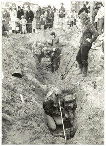 Opgravingen aan de Gedempte Oude Gracht door de Archeologische Werkgroep Haarlem. NL-HlmNHA 54016539