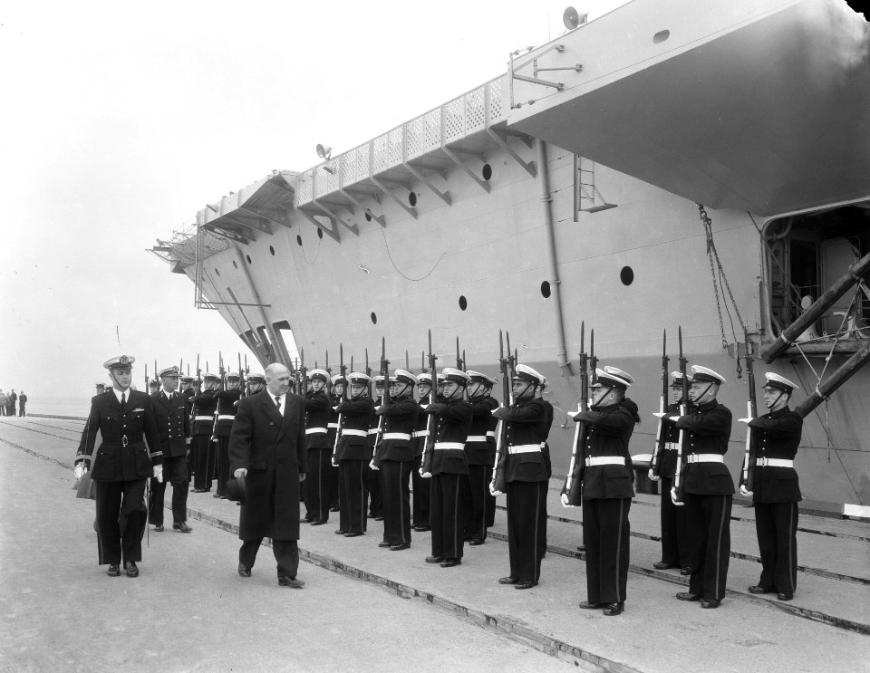 Opening nieuwe haven in Den Helder met kabel doorvaren door Karel Doorman, Bestanddeelnr 906-5632
