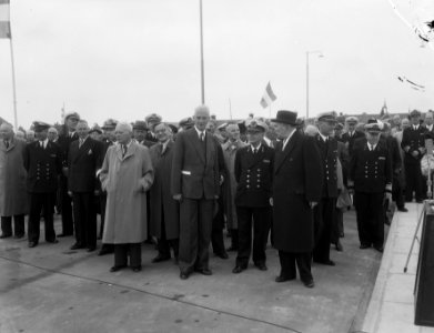 Opening nieuwe haven in Den Helder met kabel doorvaren door Karel Doorman, Bestanddeelnr 906-5636