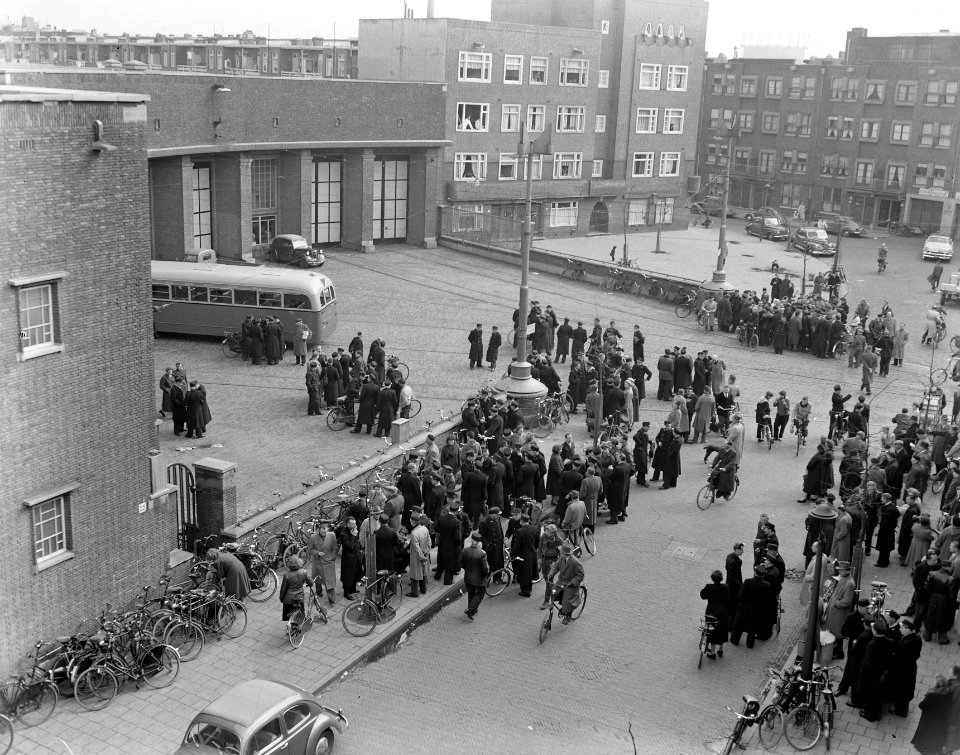 Opheffing tramstaking Amsterdam, stakers naar de remise, Bestanddeelnr 907-0543