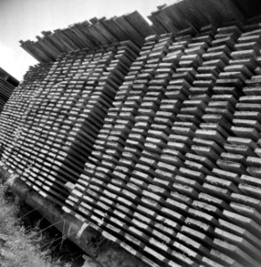 Opgeslagen hout bij de Bruynzeelfabriek aan de Surinamerivier, Bestanddeelnr 252-6290