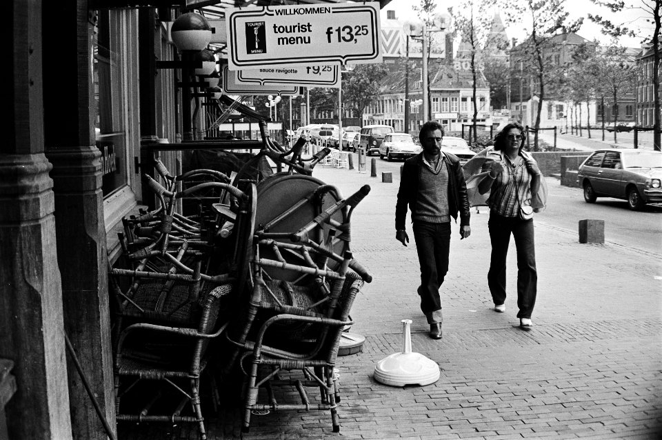 Opgestapelde stoelen en tafeltjes bij een terras op het Leidseplein, Bestanddeelnr 930-3561