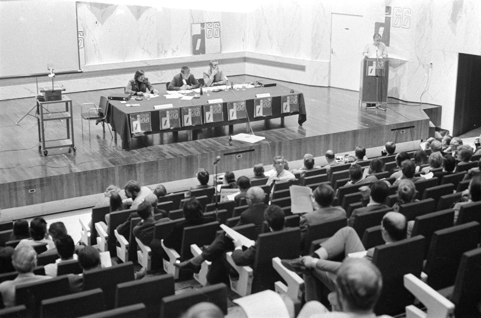 Open studiedag D66 in Doelen Rotterdam negagiefstrook, Bestanddeelnr 924-9011