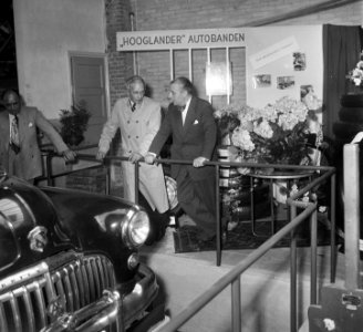 Opening nieuwe fabriek van Hooglander Autobanden te Amsterdam door minister van , Bestanddeelnr 905-1115