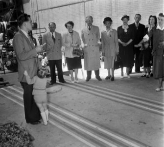 Opening nieuwe fabriek van Hooglander Autobanden te Amsterdam door minister van , Bestanddeelnr 905-1121