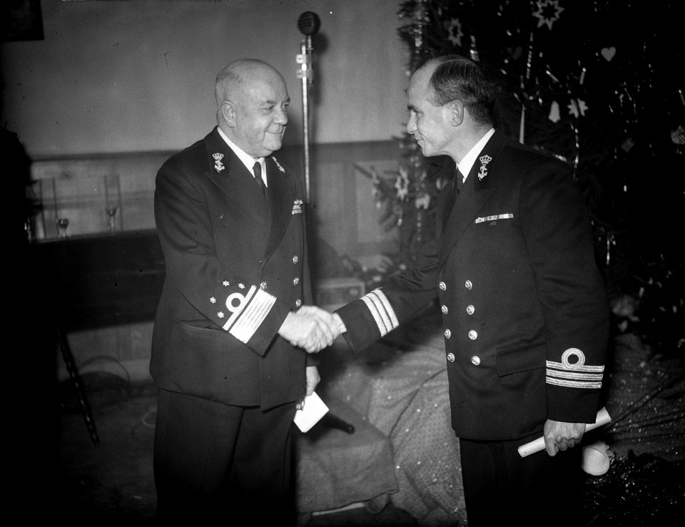 Opheffing Mijnen-opruimdienst. Admiraal Helfrich bedank Commandant MOD, Bestanddeelnr 902-5234