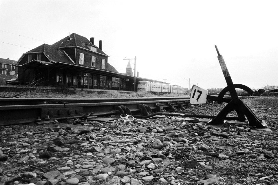 Opheffing van de spoorlijn van IJmuiden naar Haarlem. Links station IJmuiden, r…, Bestanddeelnr 932-4721