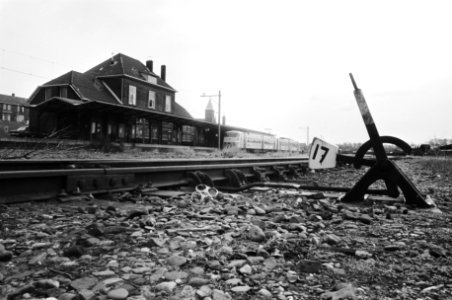 Opheffing van de spoorlijn van IJmuiden naar Haarlem. Links station IJmuiden, r…, Bestanddeelnr 932-4721
