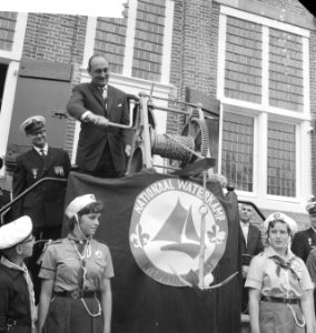 Opening Nationale Waterkampioenschappen in Nieuwkoop Minister Toxopeus opent he, Bestanddeelnr 912-7733