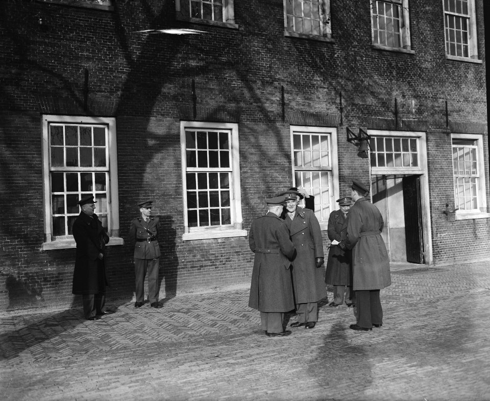 Opheffing MMOD Leiden. Generaal Kruls in gesprek, Bestanddeelnr 902-5533