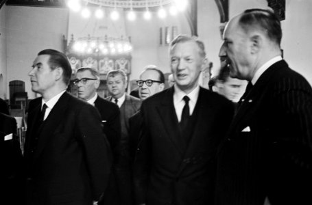 Opening NATO conferentie te Den Haag , Coure de Murville en Luns, Bestanddeelnr 916-4265