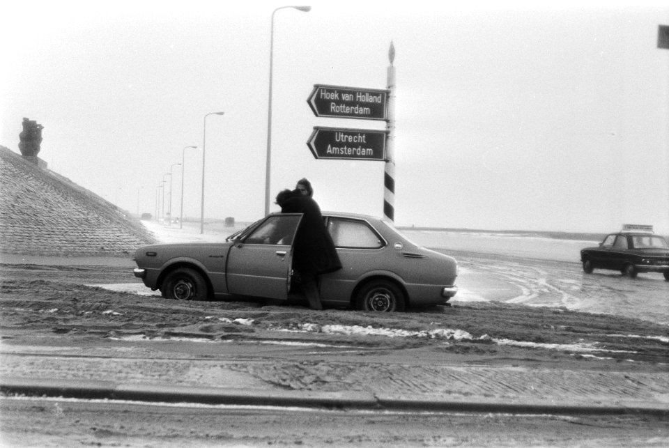 Opgewaaid zand op Scheveningse boulevard met er in vast blijven zitten automobil, Bestanddeelnr 929-5087