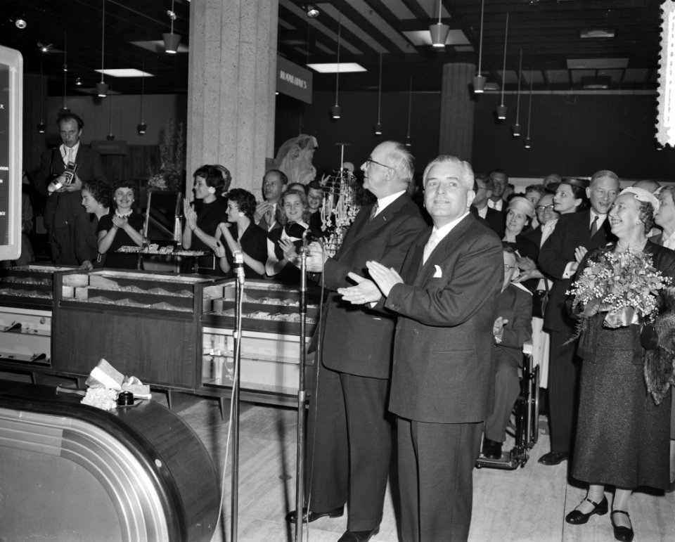 Opening nieuwe Bijenkorf in Rotterdam aan de Coolsingel door burgemeester Van Wa, Bestanddeelnr 908-4084