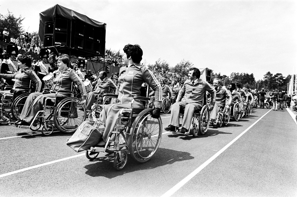 Opening Olympische Spelen voor Gehandicapten in Arnhem deelnemers tijdens defil, Bestanddeelnr 930-8896
