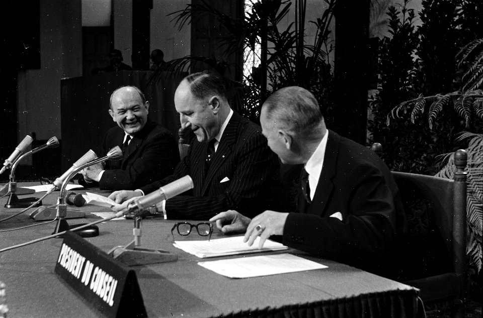 Opening NATO vergadering in de Ridderzaal te Den Haag , minister Luns tijdens op, Bestanddeelnr 916-4306