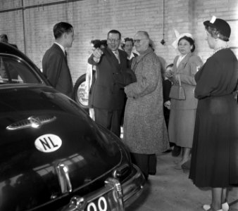 Opening nieuwe fabriek van Hooglander Autobanden te Amsterdam door minister van , Bestanddeelnr 905-1117